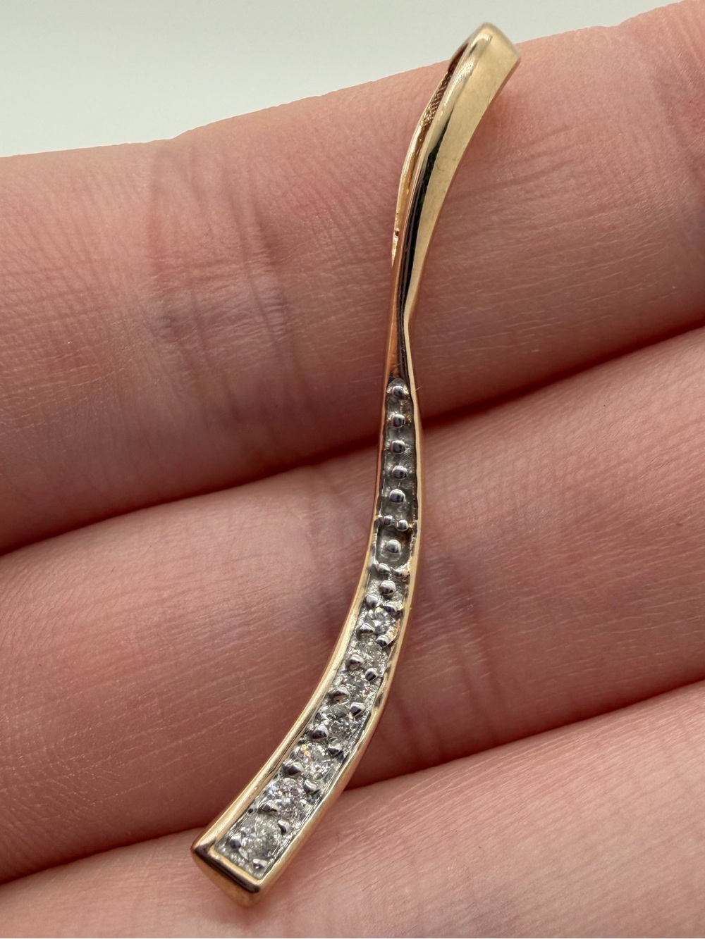 10KT gold and diamond pendant